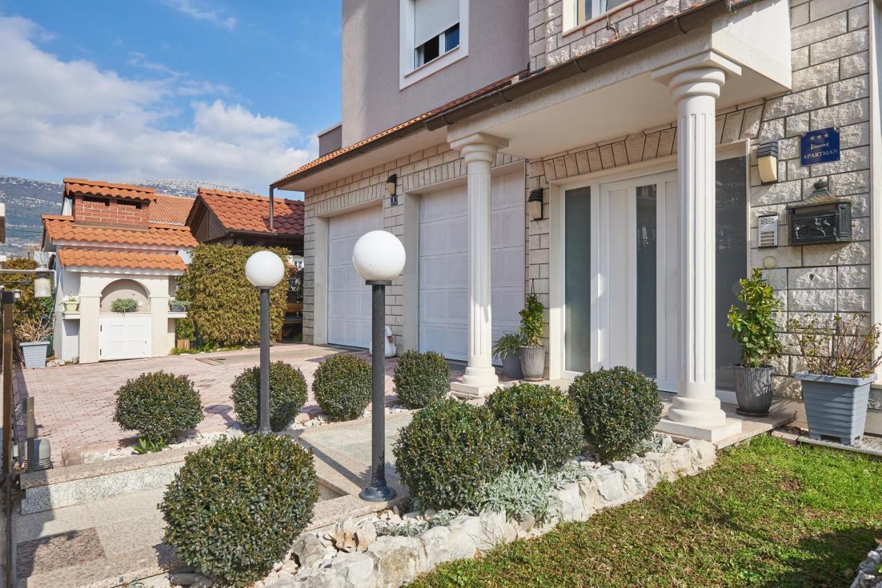Apartments Lovric With Sea View Kaštela Kültér fotó