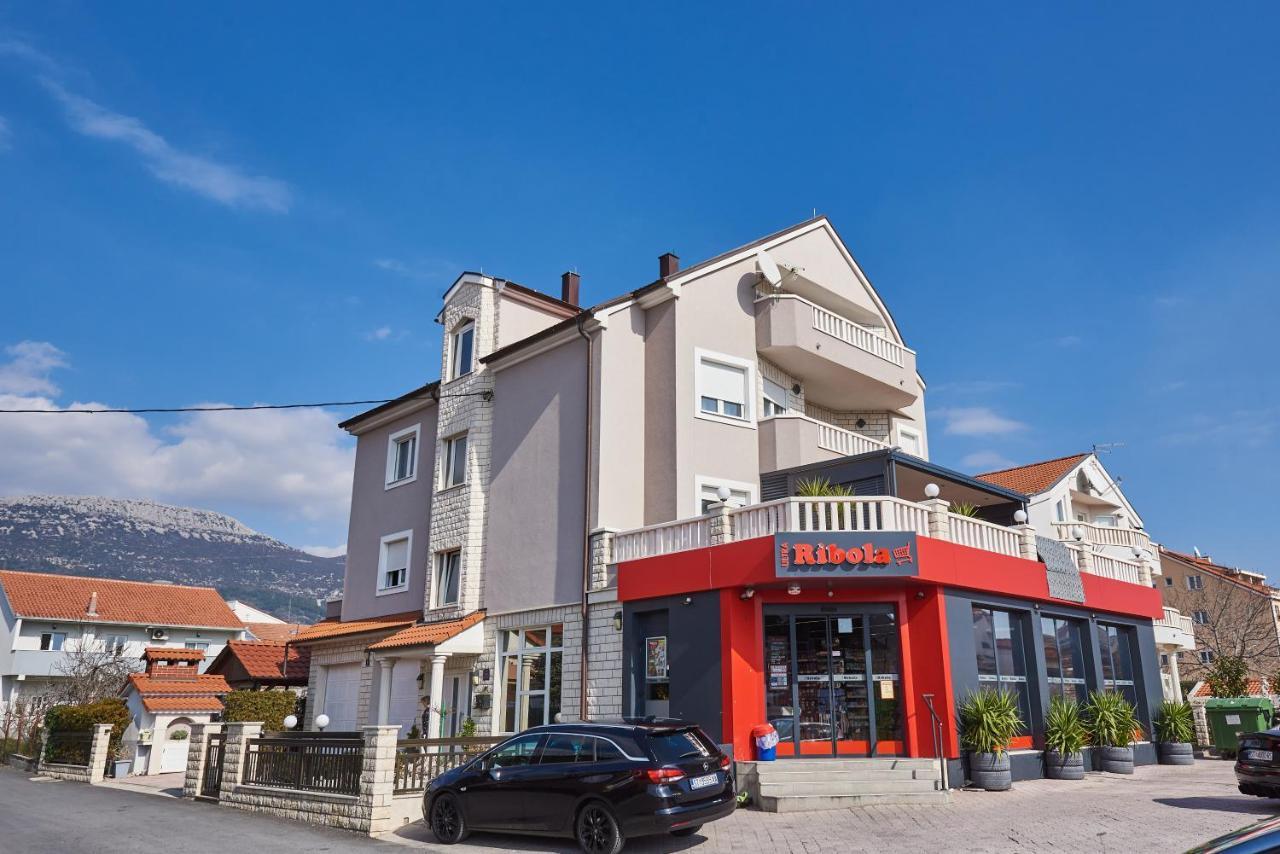 Apartments Lovric With Sea View Kaštela Kültér fotó