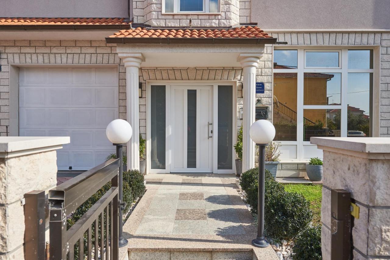 Apartments Lovric With Sea View Kaštela Kültér fotó
