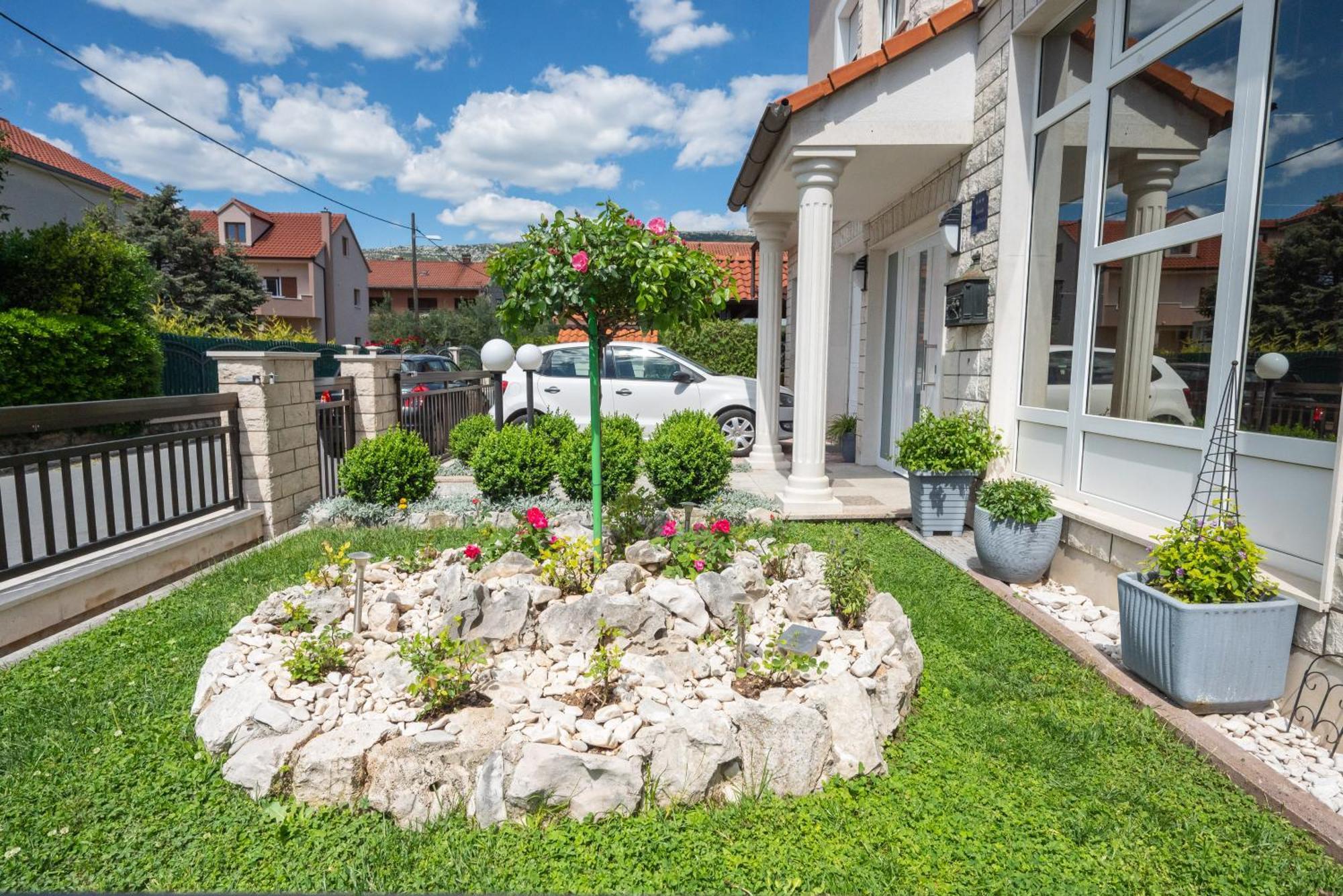 Apartments Lovric With Sea View Kaštela Kültér fotó