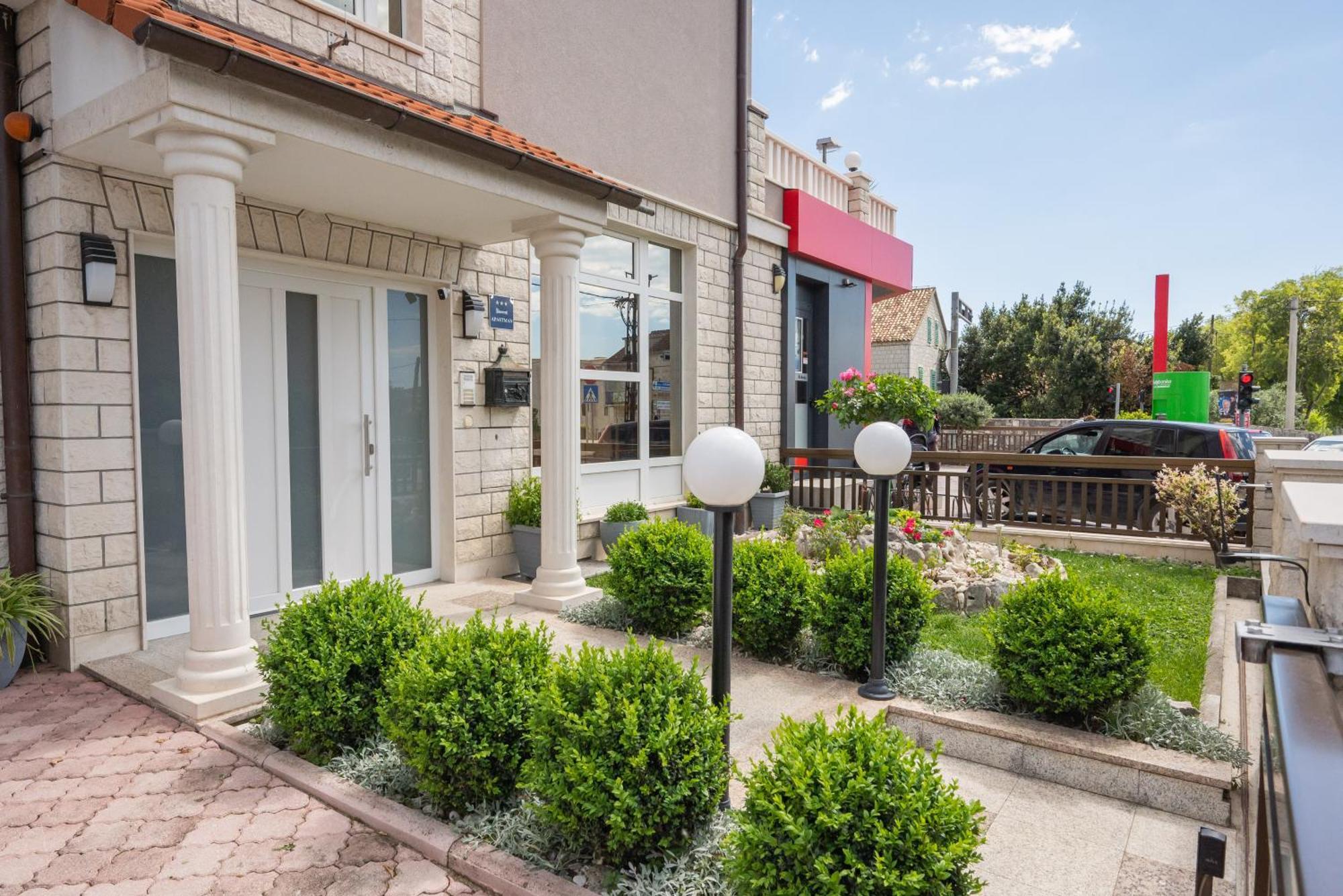 Apartments Lovric With Sea View Kaštela Kültér fotó