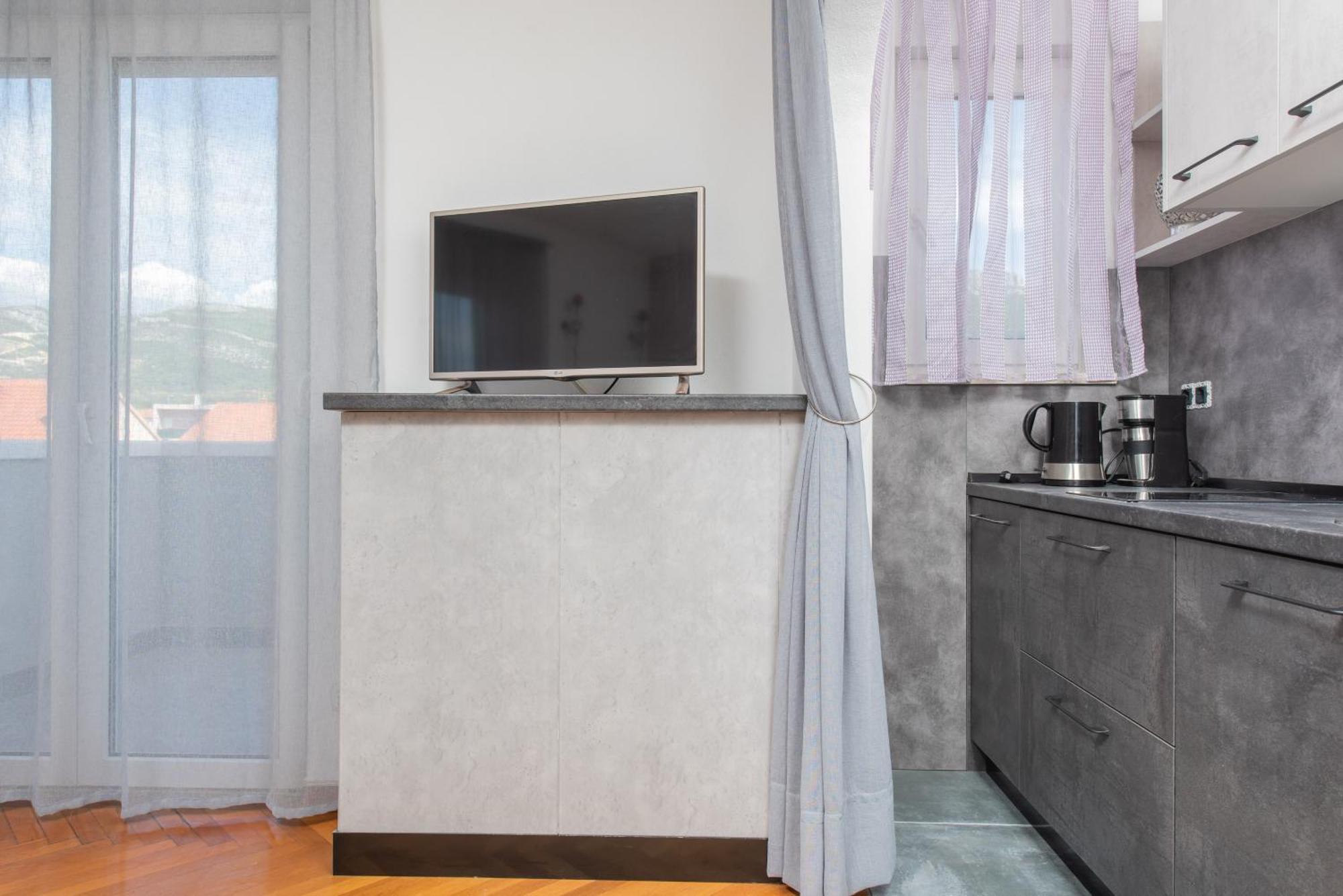 Apartments Lovric With Sea View Kaštela Kültér fotó