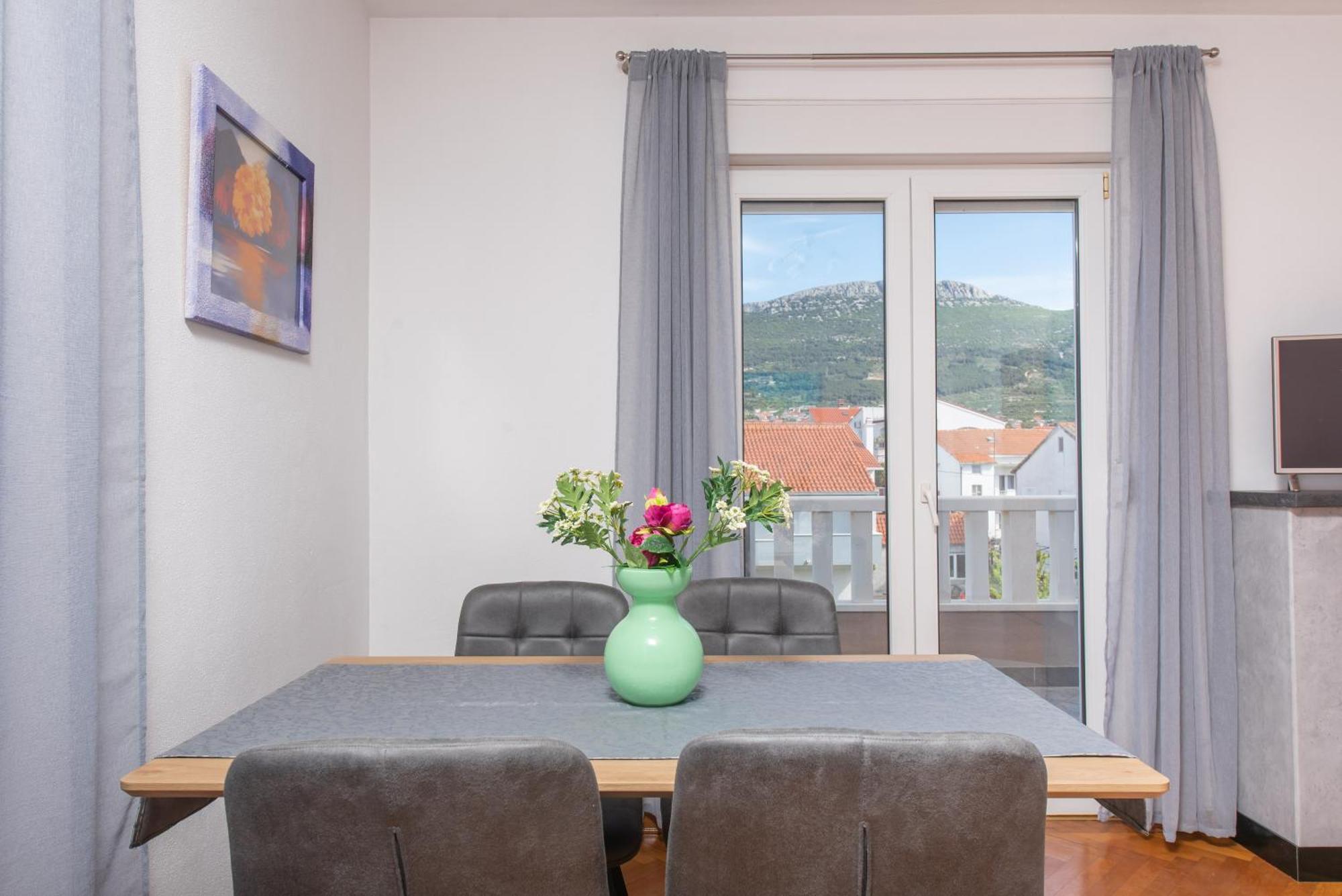 Apartments Lovric With Sea View Kaštela Kültér fotó