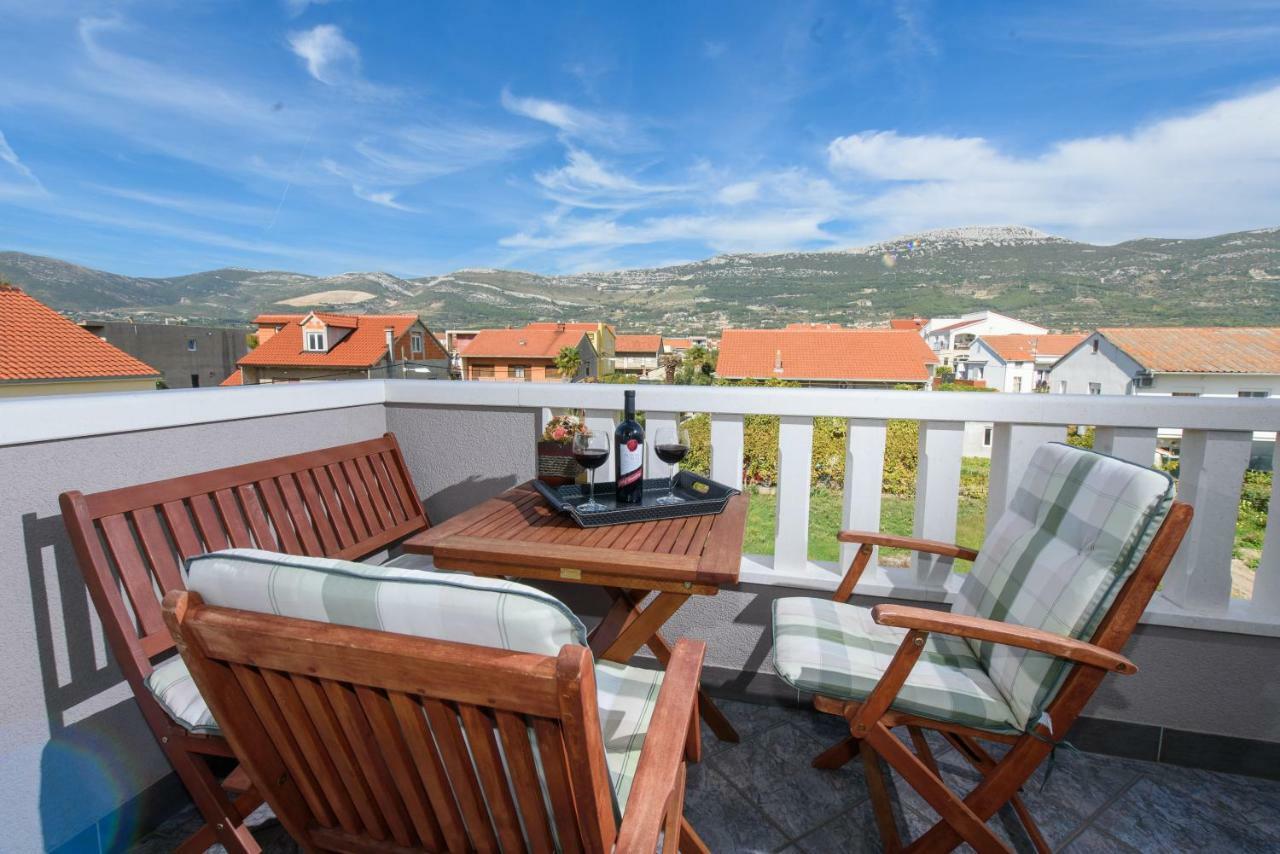 Apartments Lovric With Sea View Kaštela Kültér fotó